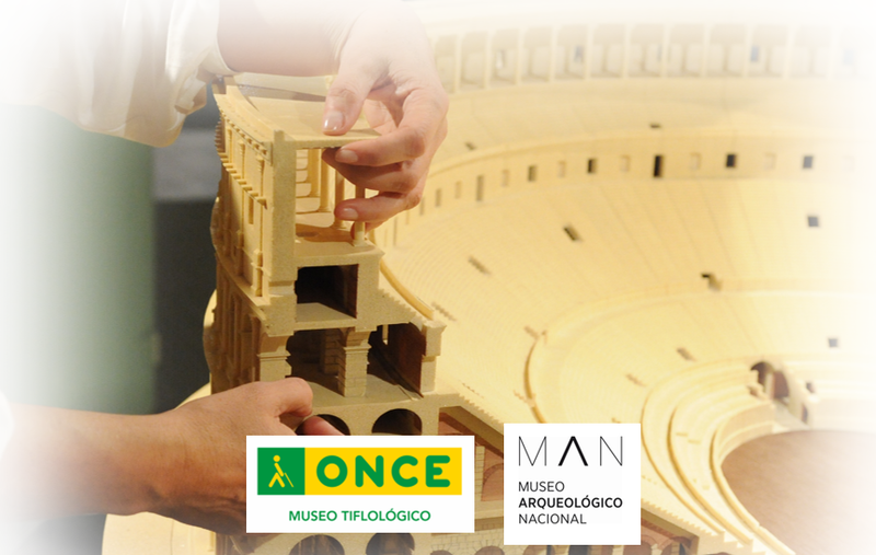 La imagen muestra unas manos explorando la maqueta del Coliseo del Museo Tiflológico