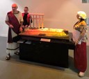 Imagen de la visita teatralizada con 3 actores junto a la maqueta del Acueducto de Segovia