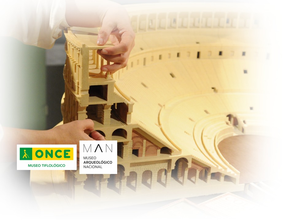 La imagen muestra unas manos explorando la maqueta del Coliseo del Museo Tiflológico