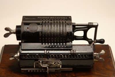 Máquina calculadora TRINKS-BRUNSVIGA