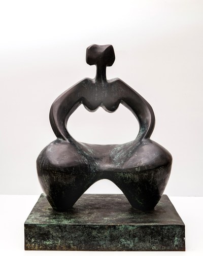 Mujer con manos en jarra