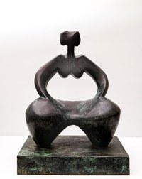 Mujer con manos en jarra