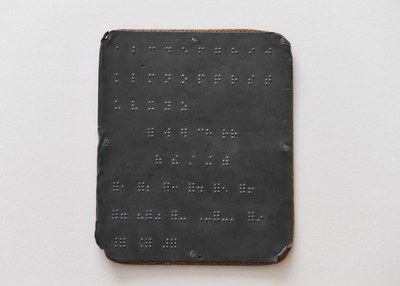Tablilla de comunicación de sordociegos en braille