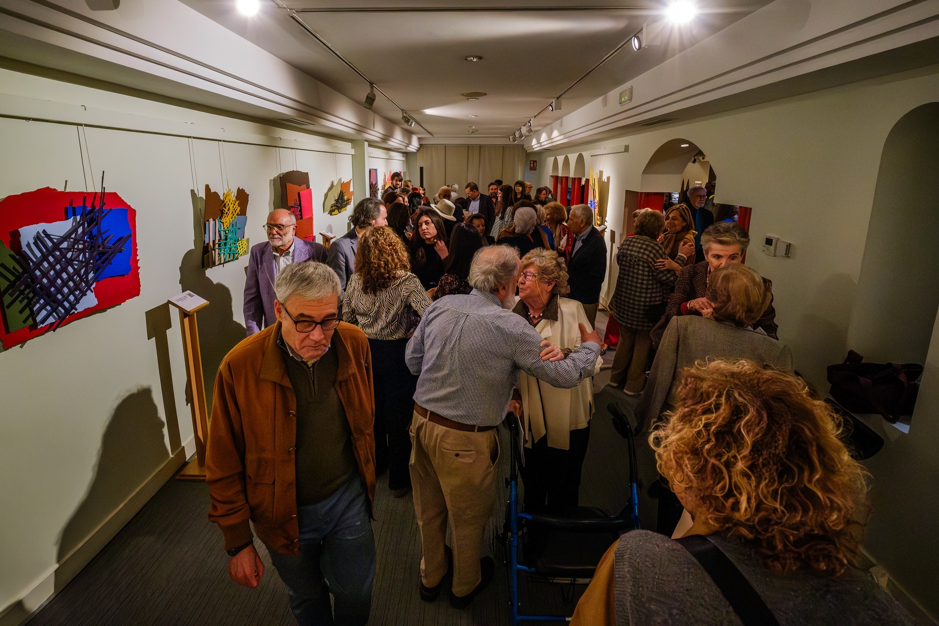 Asistentes a la inauguración de Tramas, la exposición de Carmen Bozzano en el Tiflológico.jpg