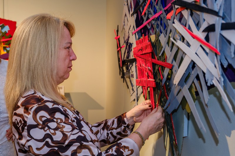 Una persona ciega toca una de las obras de Carmen Bozzano en el Tiflológico.jpg