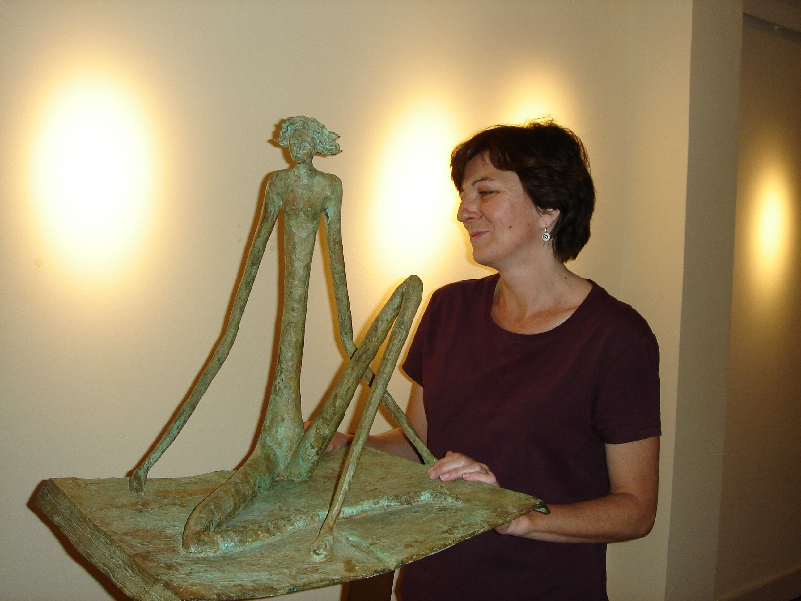 Sonia Cardunets junto a una de sus obras