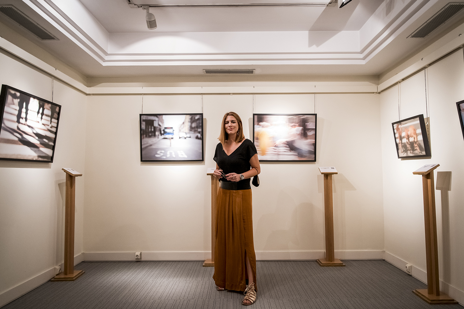 Victoria Adame rodeada de sus obras