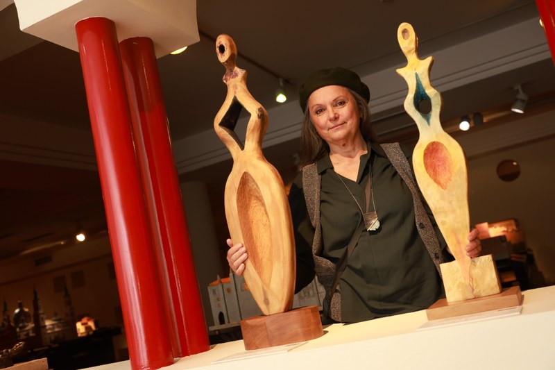 La artista entre sus obras