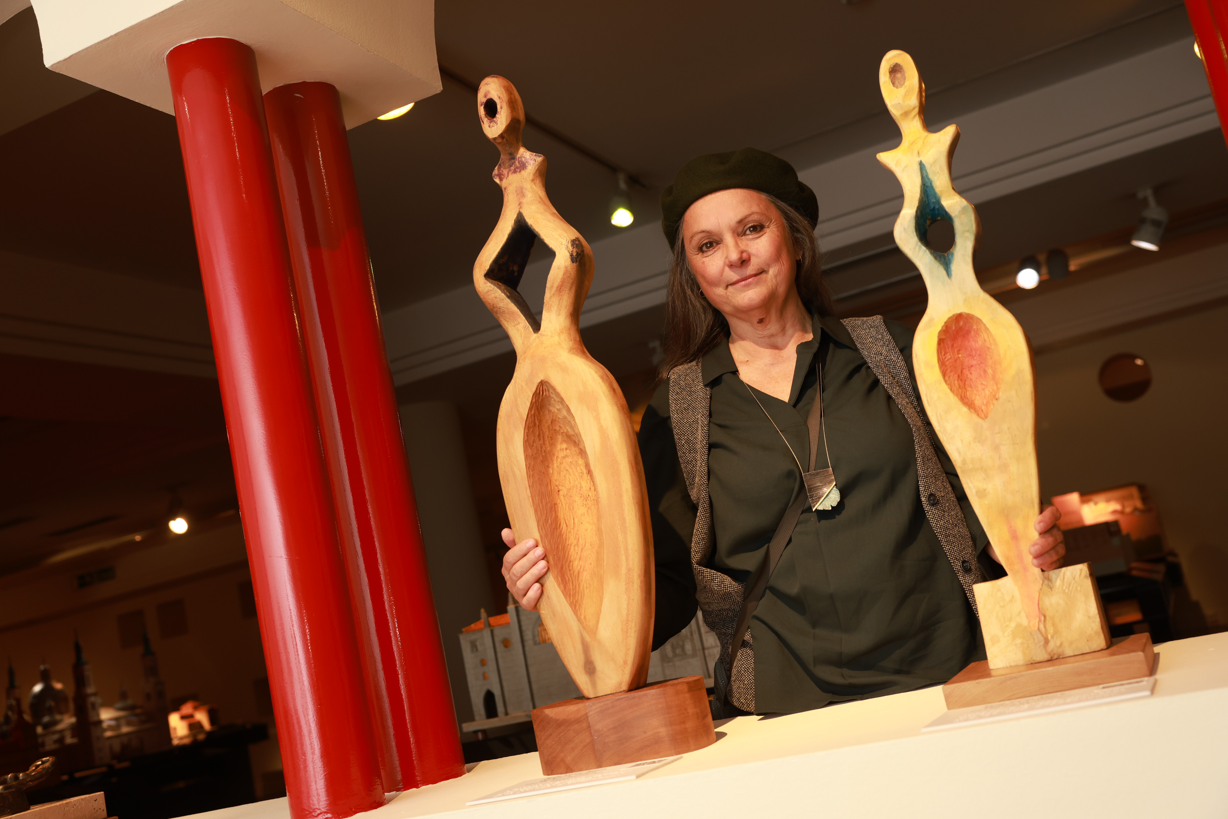 La artista entre sus obras