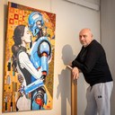 Ausín poca junto a una de sus pinturas
