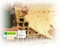 La imagen muestra unas manos explorando la maqueta del Coliseo del Museo Tiflológico