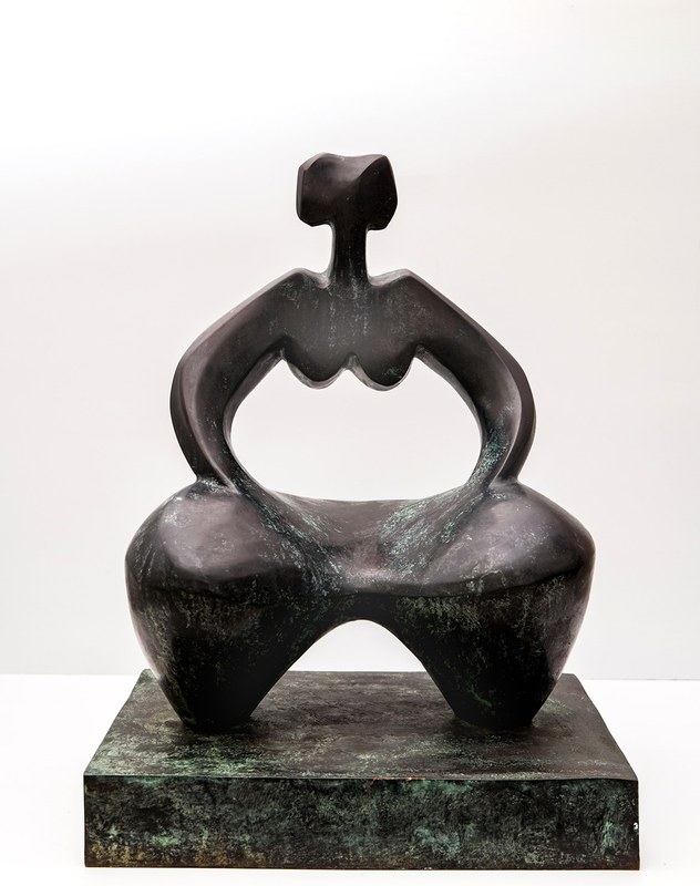 Mujer con manos en jarra