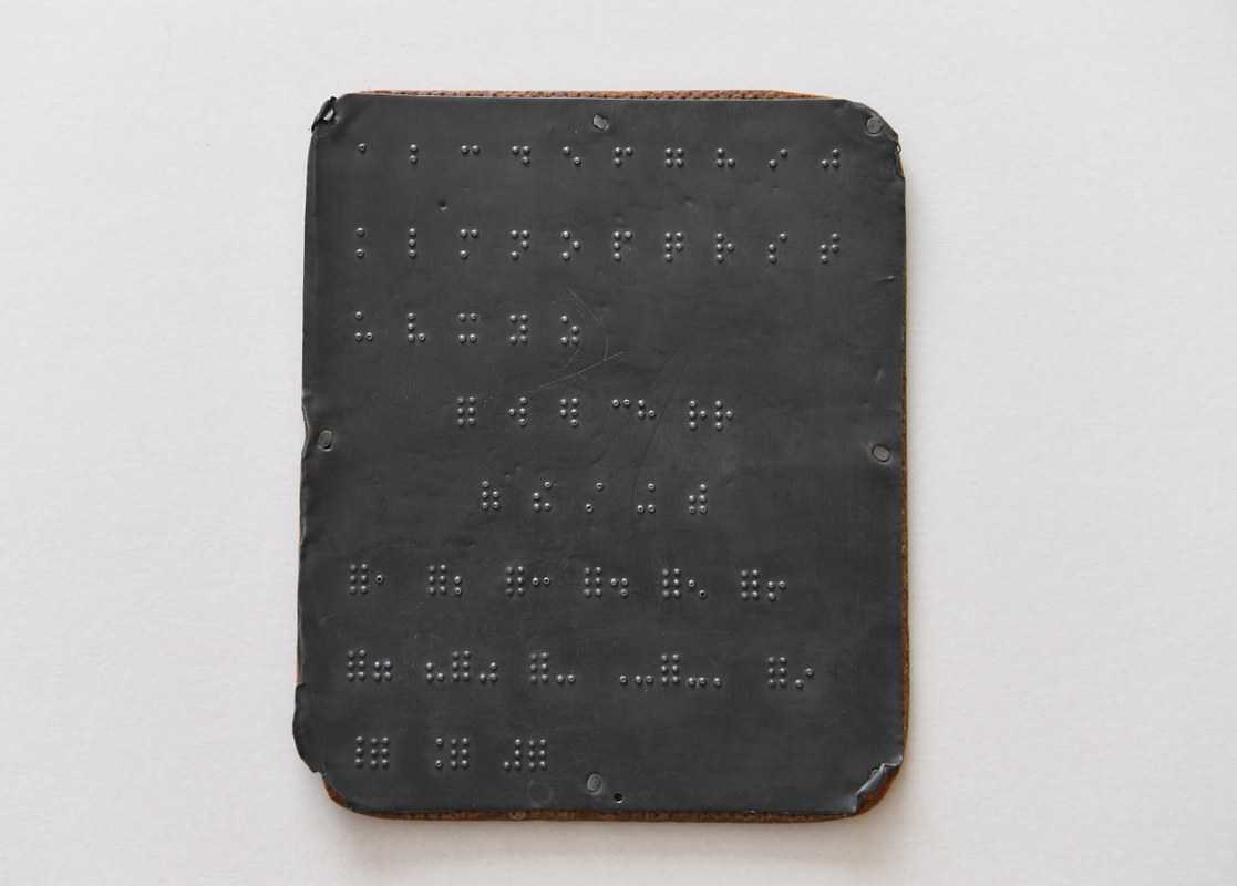 Tablilla de comunicación de sordociegos en braille