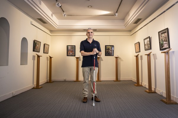 Rafael Zapata en la sala de exposiciones