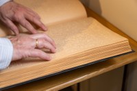 manos leyendo Braille