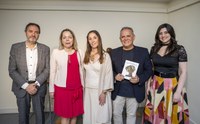 La artistas y representantes del museo en la inauguración