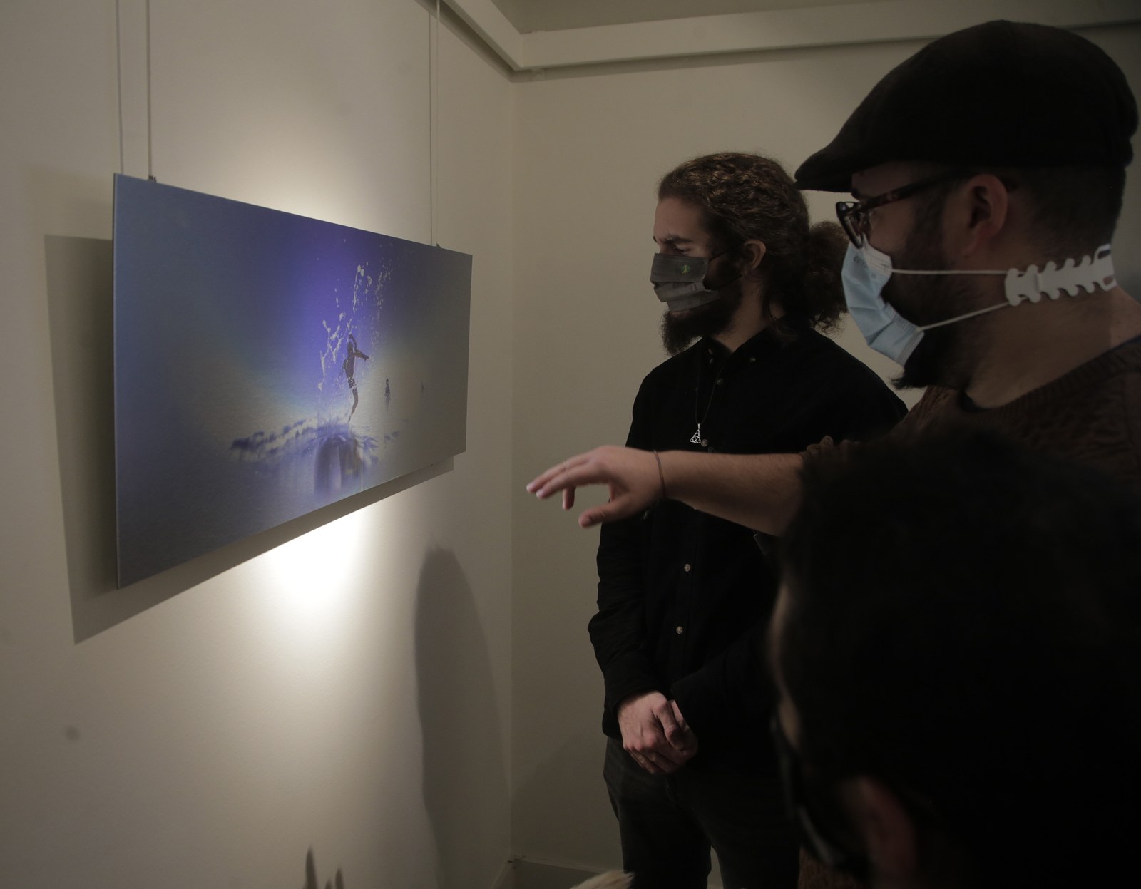 Asistentes contemplando una foto de Víctor Meliveo Asistentes contemplando una foto de Víctor Meliveo