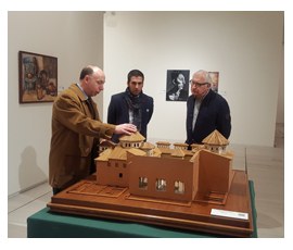 Un afiliado tocando una maqueta