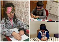 Niños modelando plastilina a ciegas