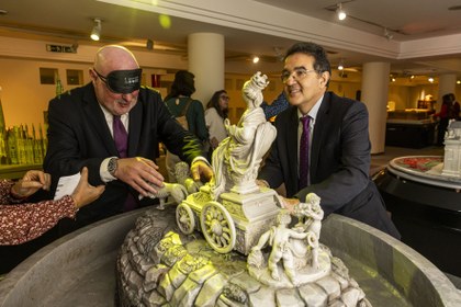 Maqueta de la Cibeles y dos personas tocándola