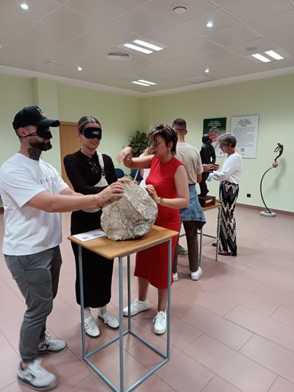 Personas tocando las esculturas de la exposición