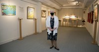 Cristina Gutiérrez Lafuerza entre sus obras en la sala de exposiciones