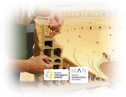 Manos explorando la maqueta del Coliseo del Museo Tiflológico