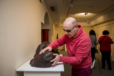 Una persona tocando una de las esculturas