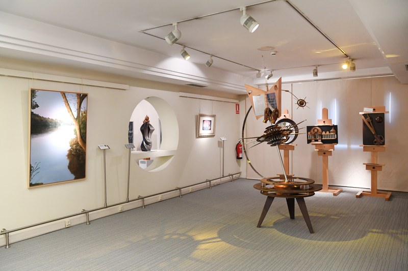 Sala de artistas ciegos  y con discapacidad visual grave