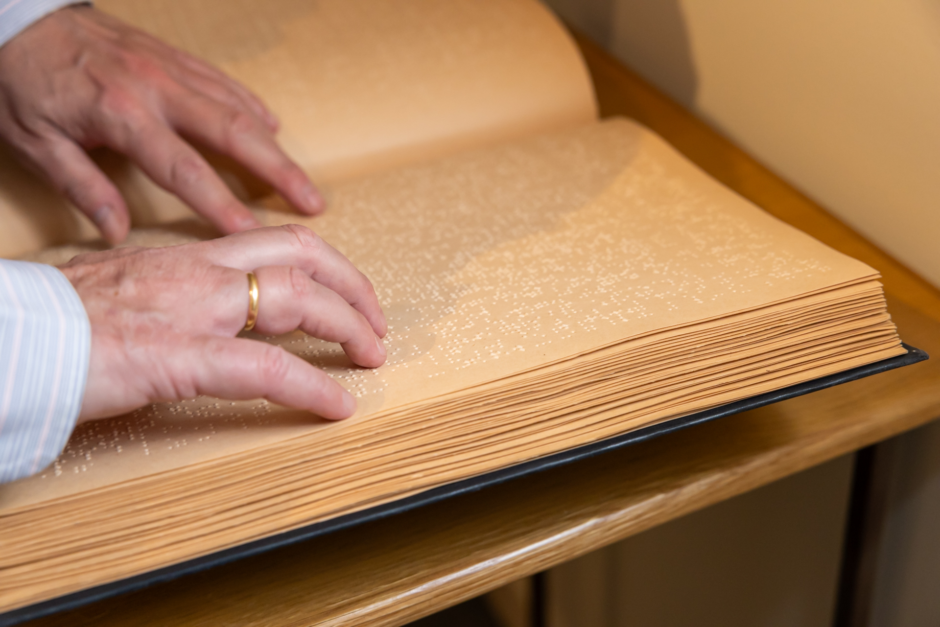 manos leyendo Braille