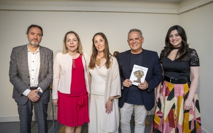 La artistas y representantes del museo en la inauguración