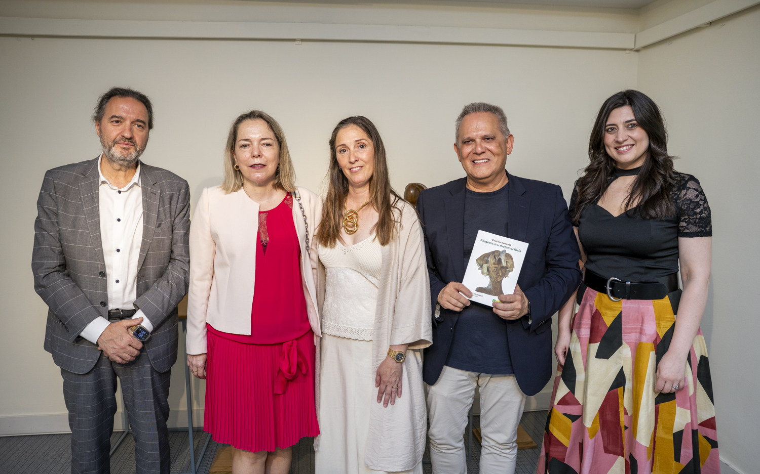 La artistas y representantes del museo en la inauguración