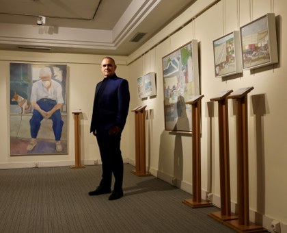 JM Molina junto a sus pinturas