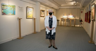 Cristina Gutiérrez Lafuerza rodeada de algunos de sus cuadros en el Tiflológico