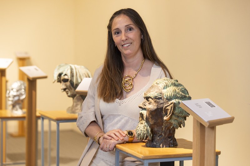 Cristina Rommel en la sala de exposiciones