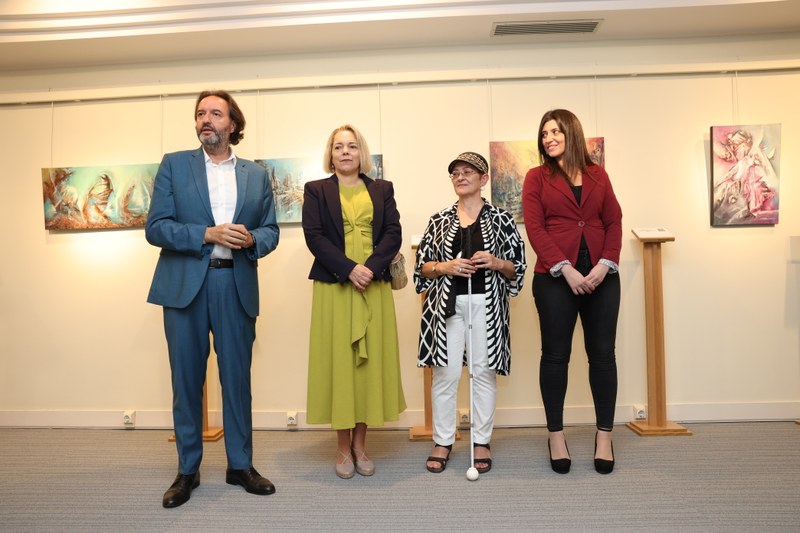 Inauguración de la expo, persononalidades presentando a la artista
