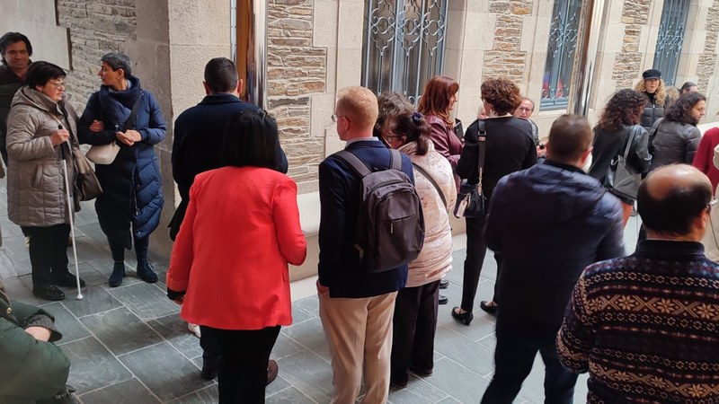 Personas en la exposición