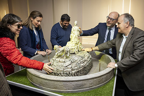 José Fernández en la maqueta de la Cibeles. José Fernández en la maqueta de la Cibeles.