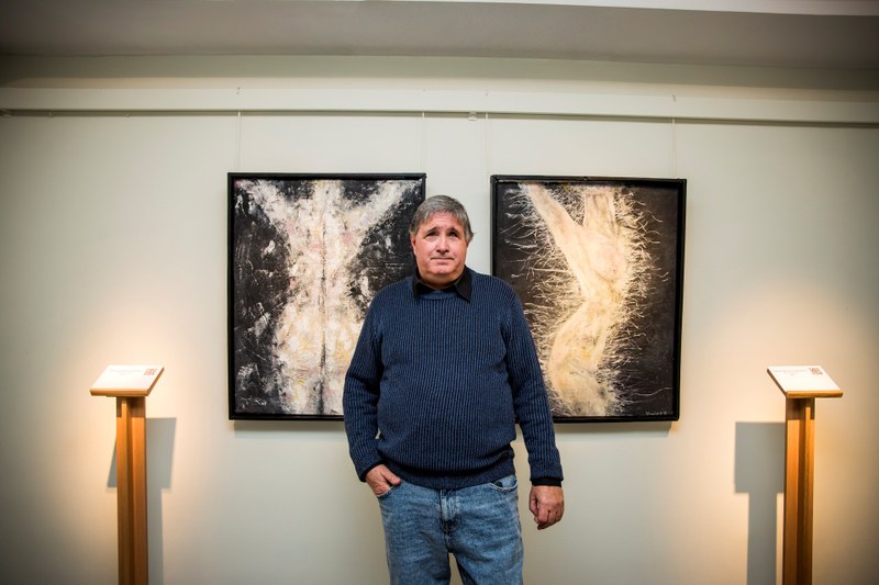 Artista delante de su obra