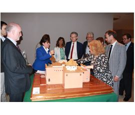 Personas con antifaces tocando una maqueta