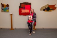 Carmen Bozzano ante varias de las obras que expone en el Museo Tiflológico de la ONCE