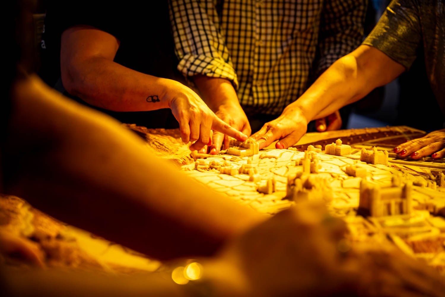 Manos tocando una maqueta