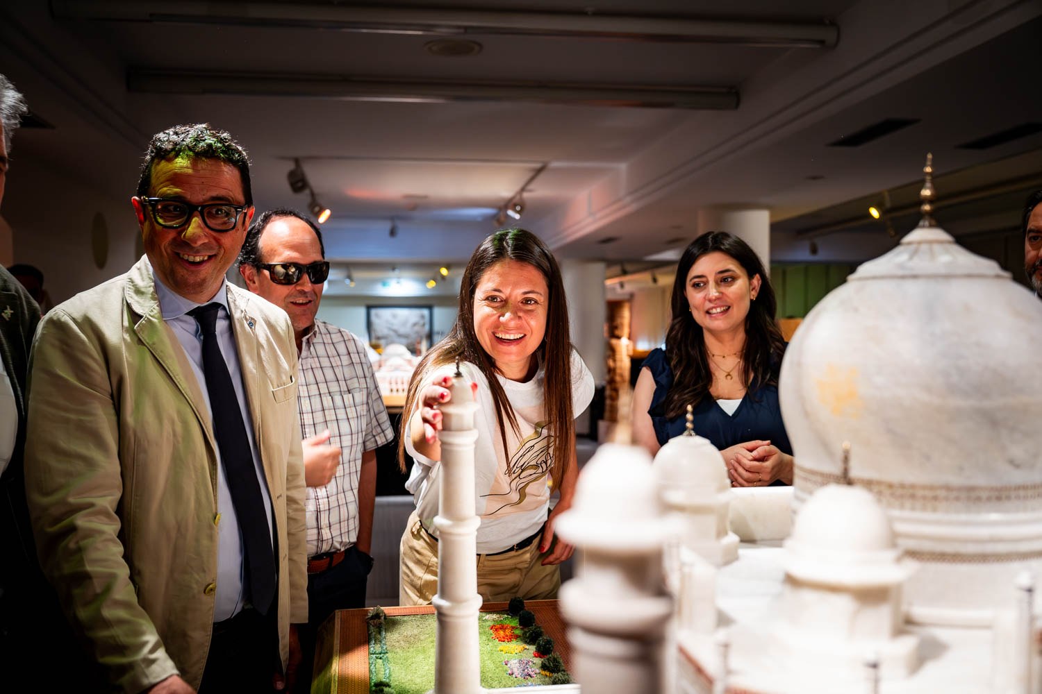 Visita al museo tras el acto de sordoceguera