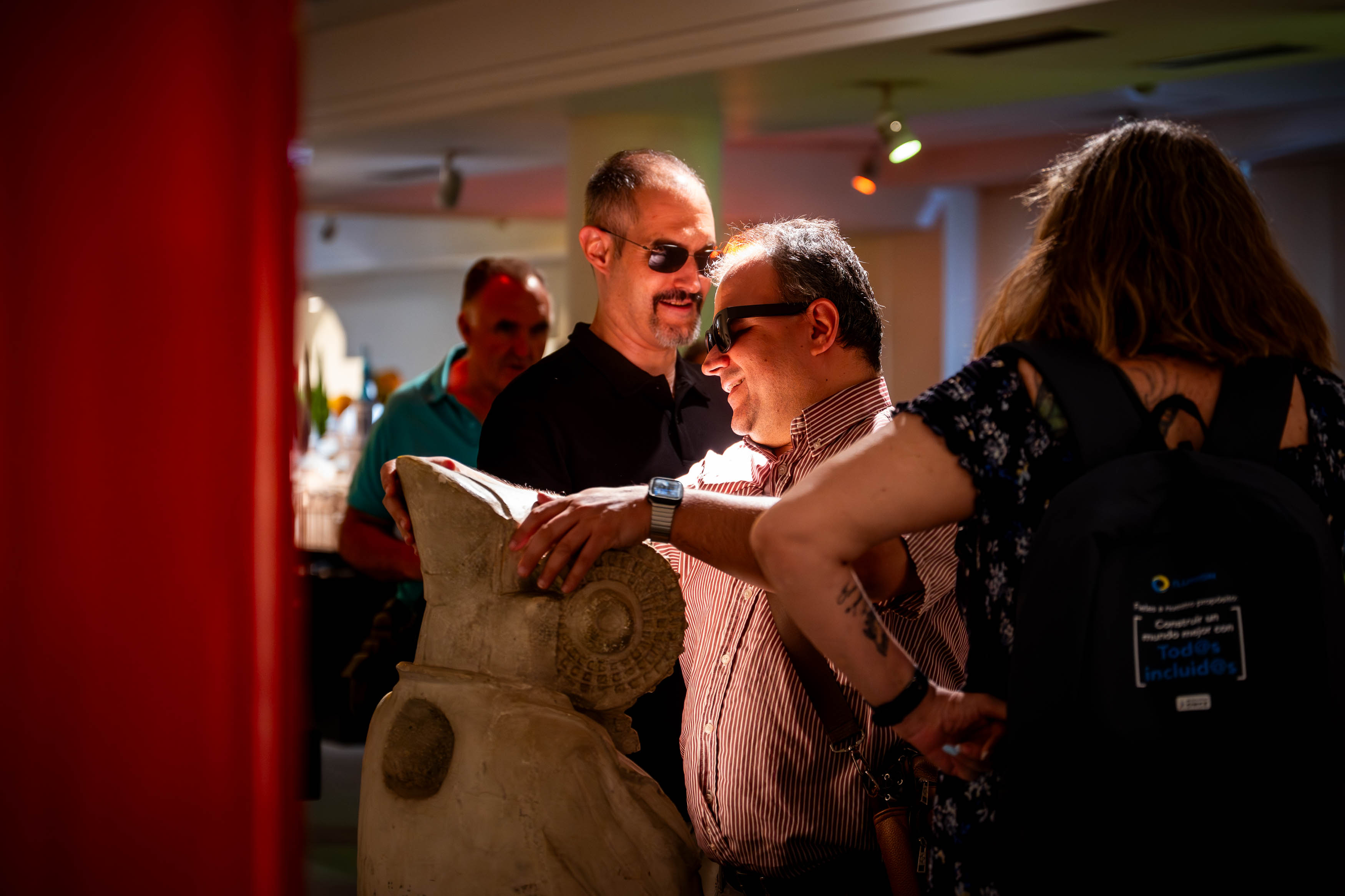 Un afiliado tocando la reproducción de la Dama de Elche