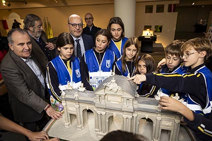 Personalidades junto a los escolares en la visita guiada