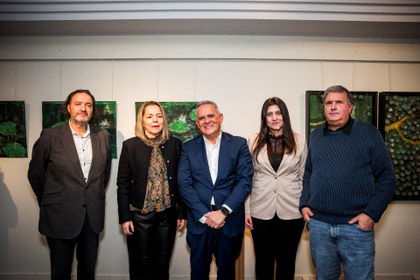 Personalidades en la inauguración junto con el artista