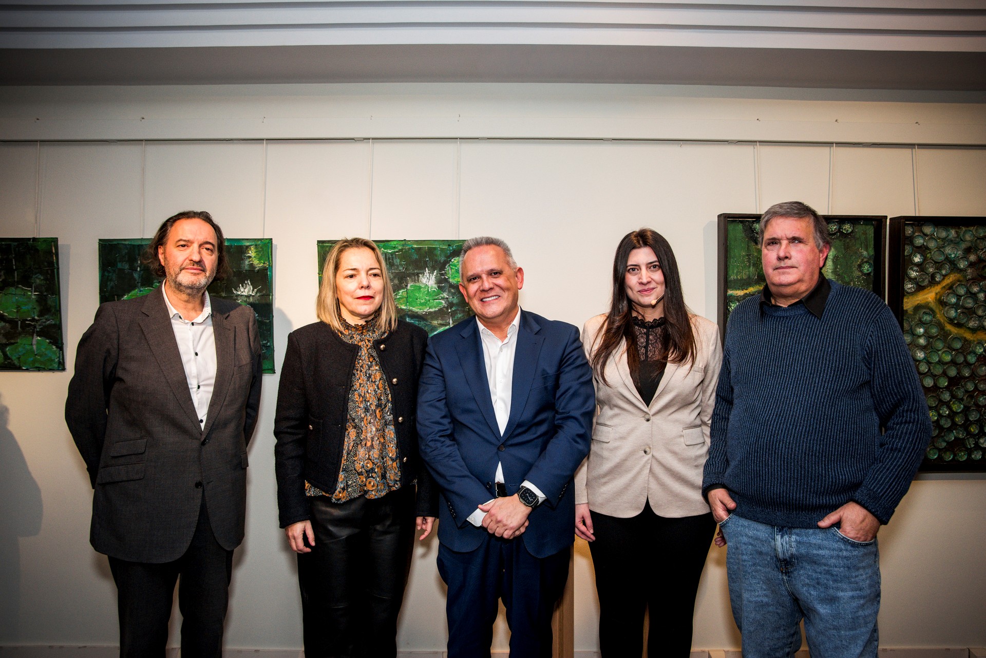 Personalidades en la inauguración junto con el artista