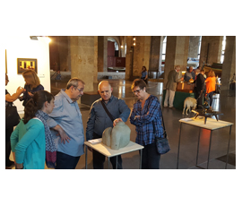 Personas tocando una de las maquetas de la exposición