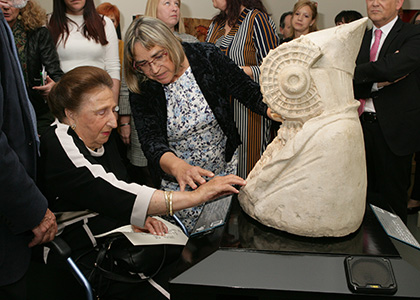 La Infanta Margarita tocando la reproducción de la Dama de Elche