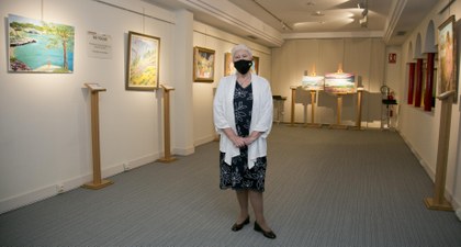 Cristina Gutiérrez Lafuerza entre sus obras en la sala de exposiciones